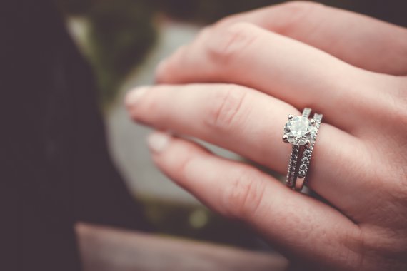 Koszt pierścionka zaręczynowego